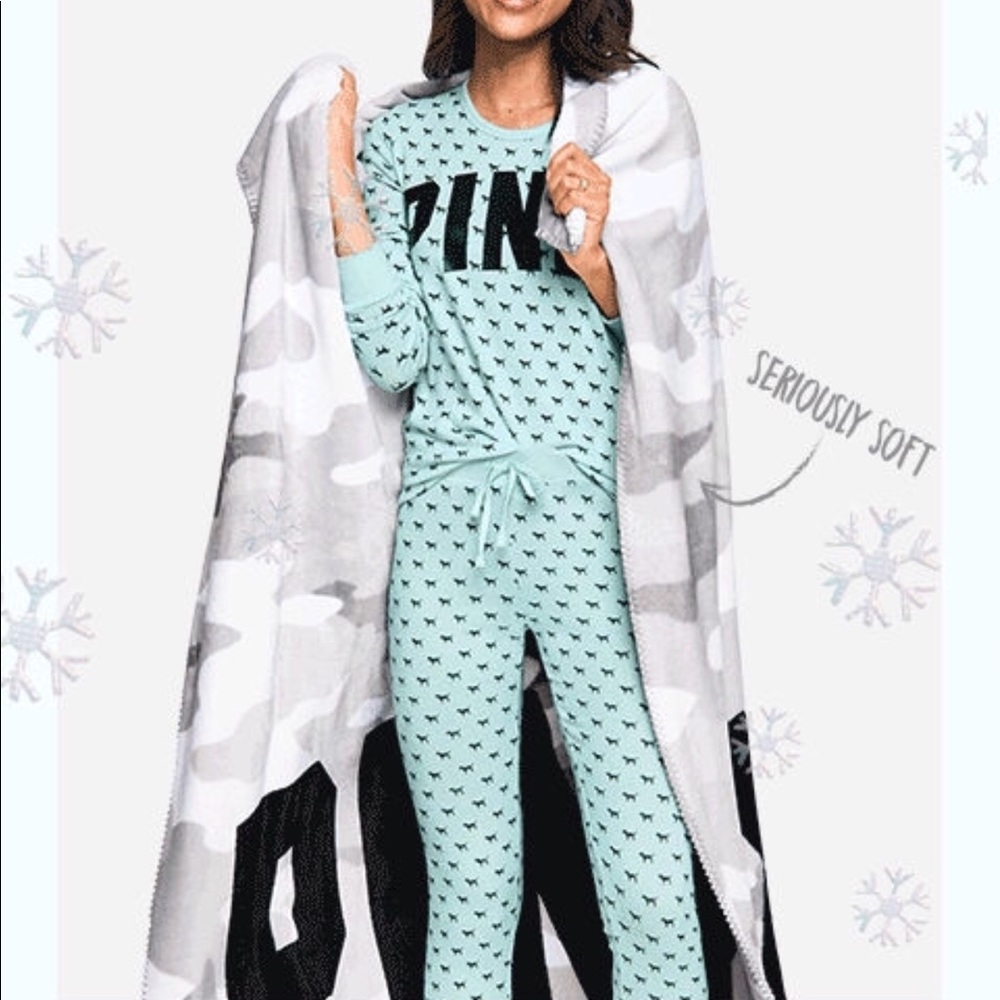 VS PINK Soft Camo Fleece Blanket - Picture 2 of 4